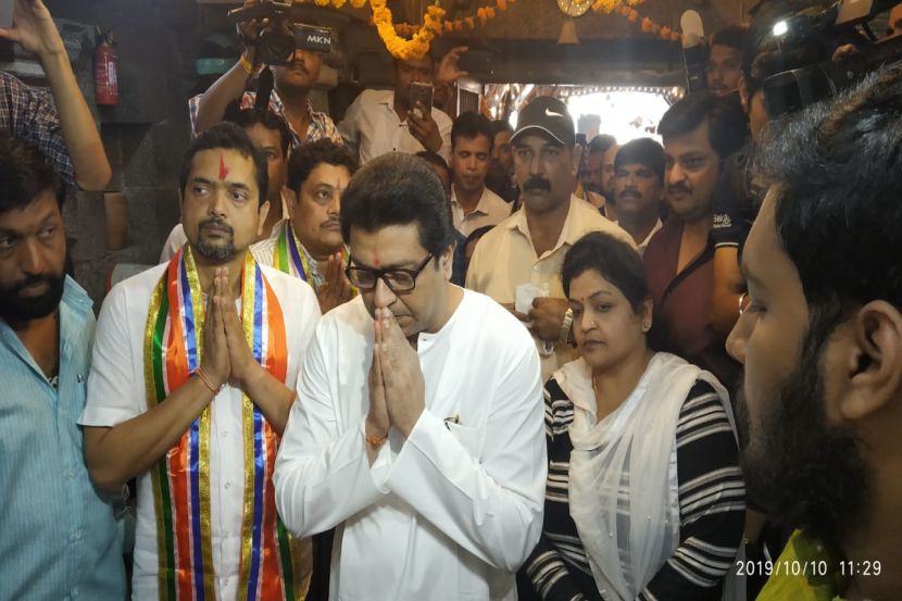 कसबा गणपतीचे दर्शन घेऊन राज ठाकरेंनी फोडला प्रचाराचा नारळ