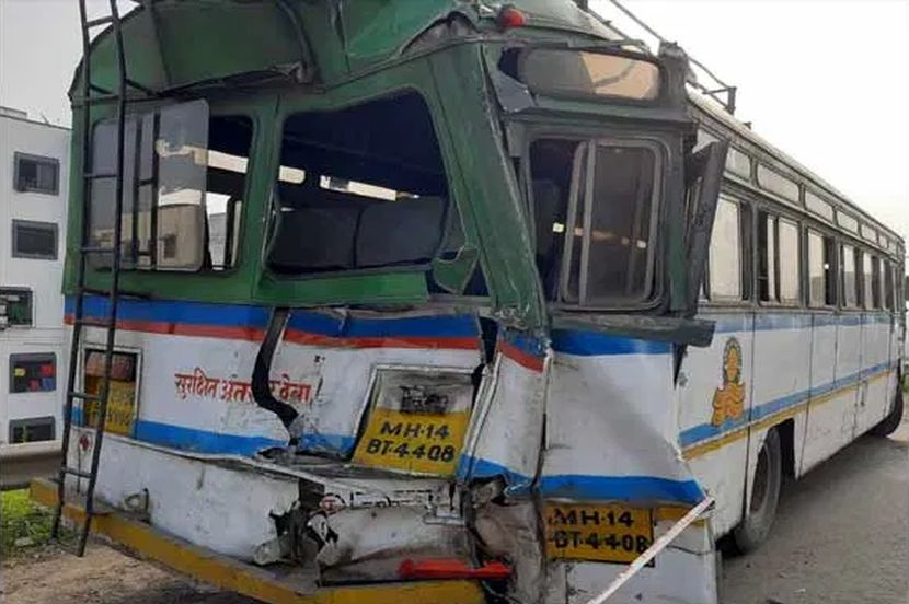 पुणे : टायर पंक्चर झालेल्या एसटीला ट्रकची धडक, चालक-वाहक ठार