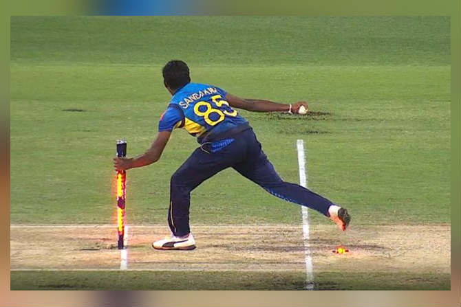 Video : हाथ आया पर मुँह ना लगा! लंकन गोलंदाजांने दवडली स्मिथला धावबाद करण्याची सुवर्णसंधी Video : हाथ आया पर मुँह ना लगा! लंकन गोलंदाजांने दवडली स्मिथला धावबाद करण्याची सुवर्णसंधी