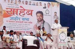लढाई पैलवानांमध्ये होते, इतरांमध्ये नाही म्हणत शरद पवारांचा मुख्यमंत्र्यांवर निशाणा