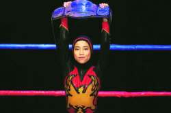 ‘पृथ्वी’ प्रदक्षिणा : हिजाबमधली कुस्तीपटू