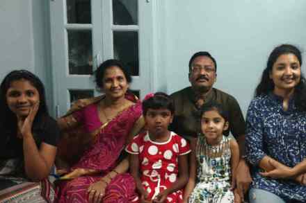 पुणे : नांदेड येथील आत्महत्याग्रस्त शेतकऱ्याची मुलगी अंबिका क्षीरसागर हीने अजय शिंदे यांच्या घरी दिवाळी सणाचा आनंद लुटला. पुणे : नांदेड येथील आत्महत्याग्रस्त शेतकऱ्याची मुलगी अंबिका क्षीरसागर हीने अजय शिंदे यांच्या घरी दिवाळी सणाचा आनंद लुटला.
