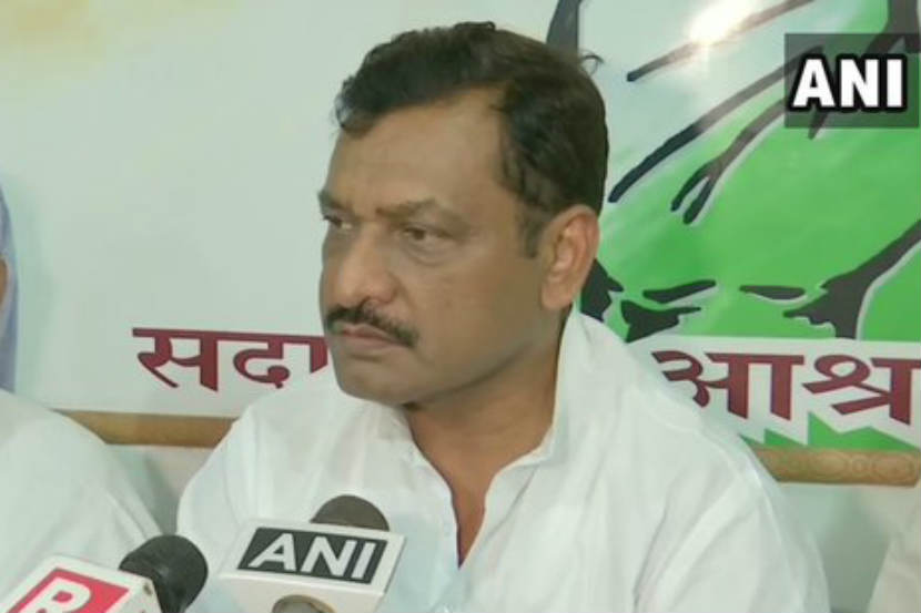 नवी दिल्ली : पाकव्याप्त काश्मीरमध्ये सुरु असलेल्या लष्कराच्या कारवाईवर राजकारण होत असल्याचा आरोप करीत काँग्रेसने टीका केली आहे.