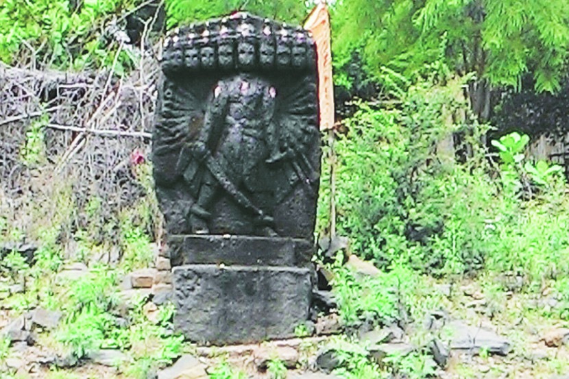 अकोल्याच्या ‘या’ गावात दसऱ्याला केली जाते रावणाची पूजा, काय आहे ही अनोखी प्रथा? अकोल्याच्या ‘या’ गावात दसऱ्याला केली जाते रावणाची पूजा, काय आहे ही अनोखी प्रथा?