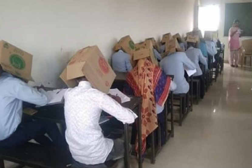 डोक्यात कार्डबोर्ड बॉक्स घालून विद्यार्थ्यांनी दिली परीक्षा