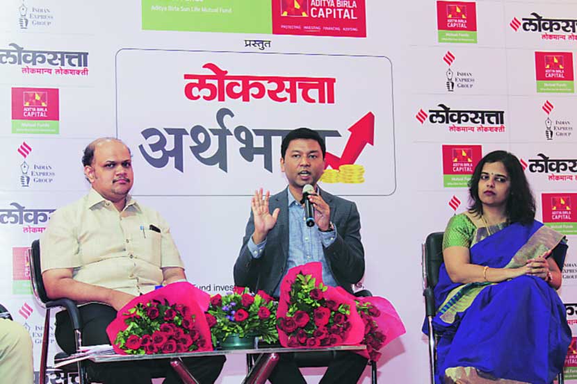 ‘लोकसत्ता अर्थभान’ मार्गदर्शनप्रसंगी वक्ते ‘आदित्य बिर्ला सन लाइफ म्युच्युअल फंड’च्या विक्री व विपणन विभागाचे मुंबई प्रमुख अमित मांजरेकर, अर्थशास्त्राचे प्राध्यापक कौस्तुभ जोशी व आर्थिक सल्लागार तृप्ती राणे