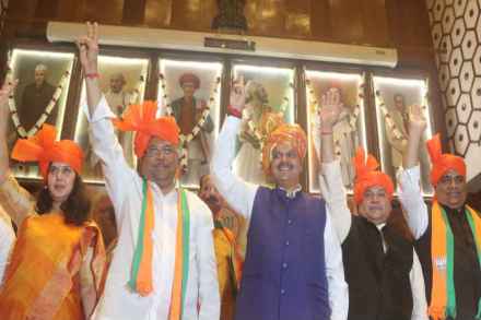 देवेंद्र फडणवीस यांची भाजपाच्या विधिमंडळ पक्षाच्या नेतेपदी निवड झाली. 
 
फोटो सौजन्य - गणेश शिर्सेकर 