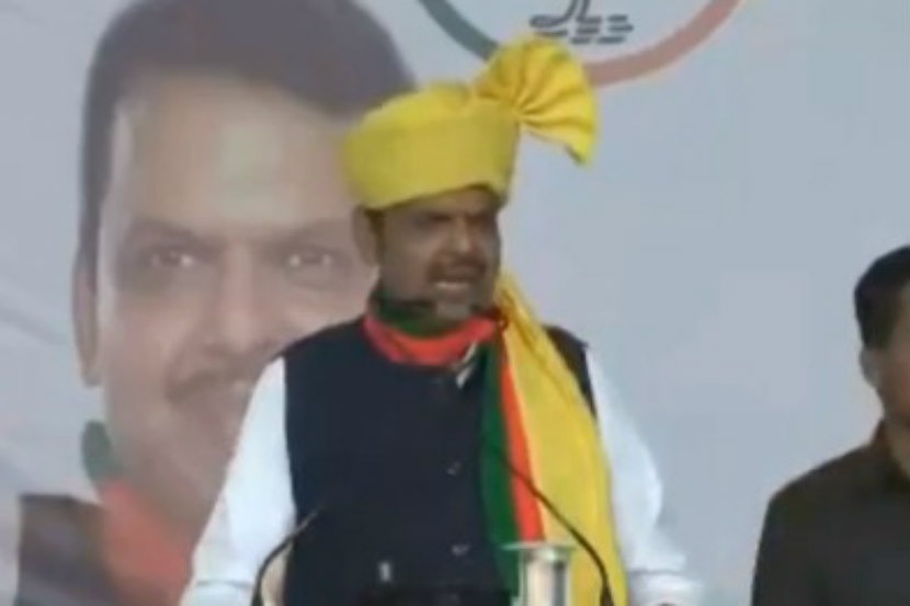 नातेपुते : राम सातपुते या महायुतीच्या उमेदवाराच्या प्रचारसभेत बोलताना मुख्यमंत्री देवेंद्र फडणवीस.