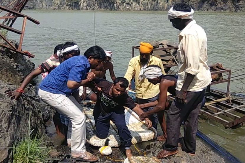 सहस्रकुंड धबधबा पाहण्यासाठी आलेले हैद्राबादचे चार पर्यटक गेले वाहून