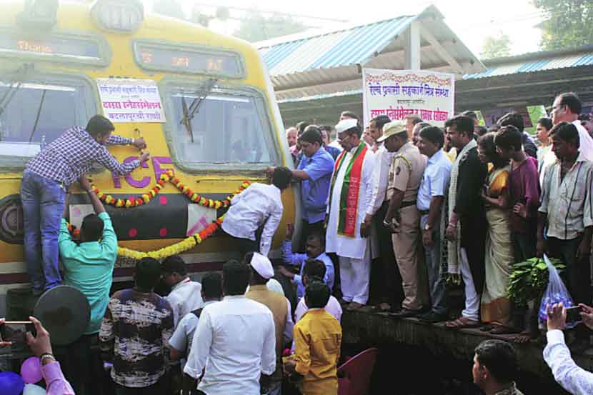 लोकलच्या दसरा उत्सवात उमेदवारांची प्रचारासाठी धावपळ