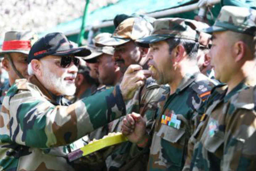 राजौरी : जम्मू-काश्मीरच्या सीमावर्ती भागात पंतप्रधान नरेंद्र मोदींनी जवानांना मिठाई भरवत दिवाळी साजरी केली. राजौरी : जम्मू-काश्मीरच्या सीमावर्ती भागात पंतप्रधान नरेंद्र मोदींनी जवानांना मिठाई भरवत दिवाळी साजरी केली.