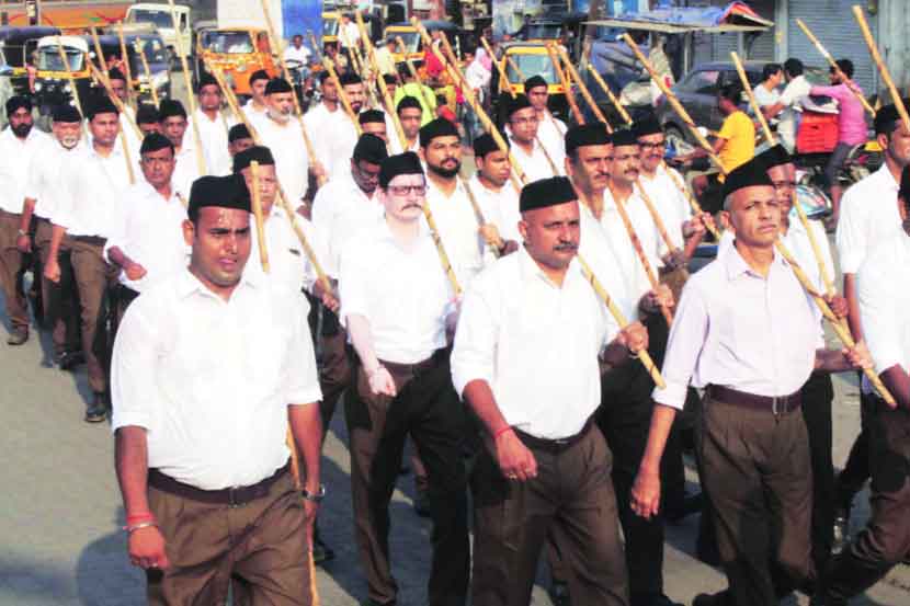 दसऱ्याच्या निमित्ताने मंगळवारी कल्याण शहरात राष्ट्रीय स्वयंसेवक संघातर्फे संचलन काढण्यात आले. छाया - दीपक जोशी