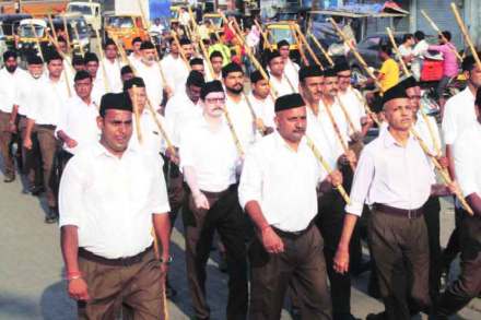 दसऱ्याच्या निमित्ताने मंगळवारी कल्याण शहरात राष्ट्रीय स्वयंसेवक संघातर्फे संचलन काढण्यात आले. छाया - दीपक जोशी