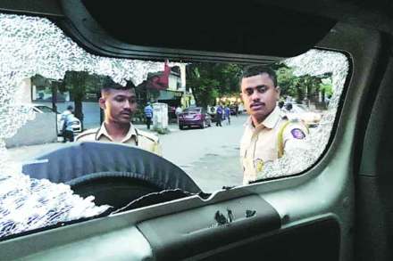 कुर्ला परिसरात मंगळवारी जमावाच्या दगडफेकीत पोलिसांच्या वाहनाचे नुकसान झाले. (छाया-प्रदीप दास)