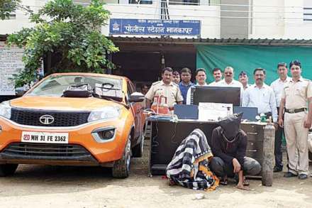 अटक करण्यात आलेल्या बंटी-बबलीसह पोलीस अधिकारी व कर्मचारी. अटक करण्यात आलेल्या बंटी-बबलीसह पोलीस अधिकारी व कर्मचारी.