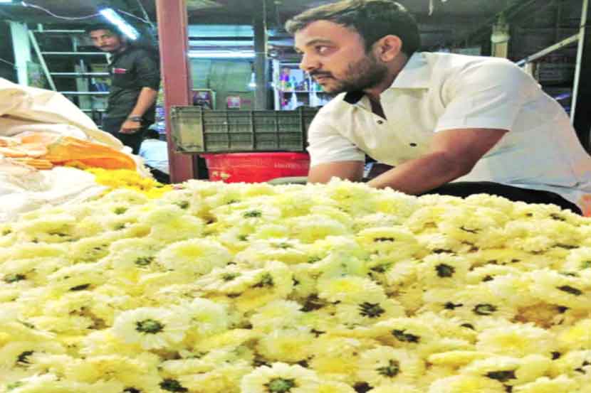 नवरात्रीत शेवंती २०० रुपये किलो
