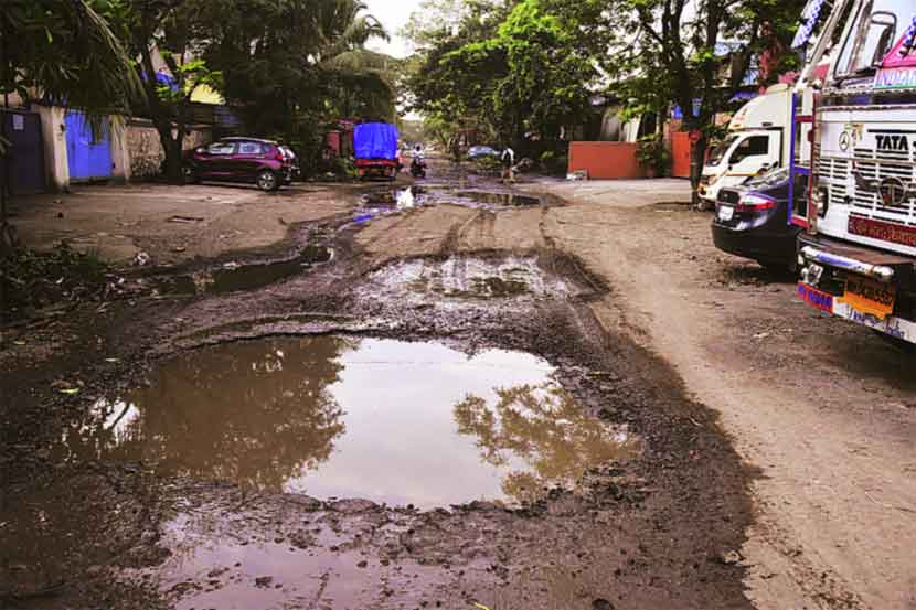 पावसाने विश्रांती घेतल्यानंतरही रस्ते खड्डय़ांतच