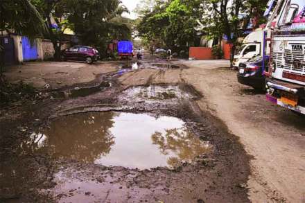 पावसाने विश्रांती घेतल्यानंतरही रस्ते खड्डय़ांतच