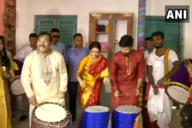 Video: अष्टमीनिमित्त खासदार नुसरत जहाँ यांनी ढाक वाजवून केली दुर्गापूजा