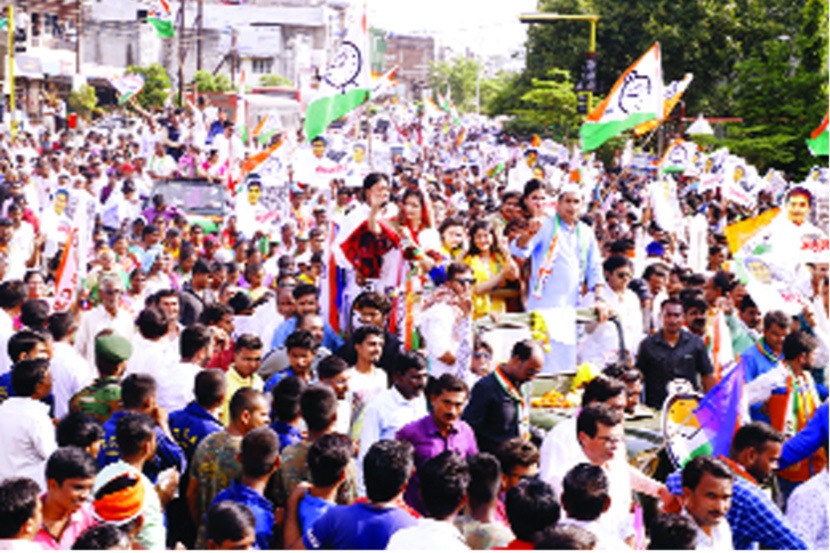 अर्ज दाखल करताना काँग्रेस उमेदवारांचे शक्तिप्रदर्शन