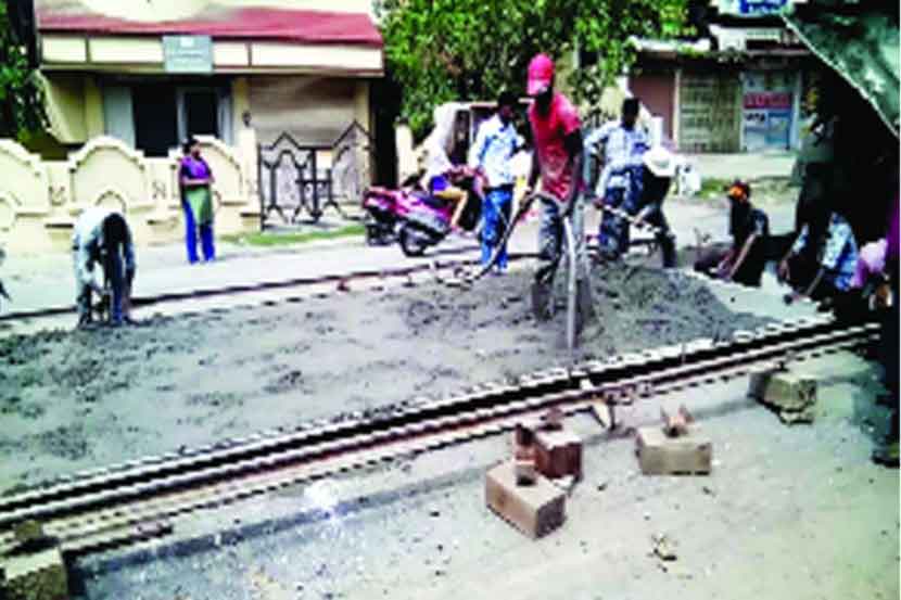 विकासकामे करणाऱ्या कंत्राटदारांचा वाहतूक पोलिसांना ठेंगा