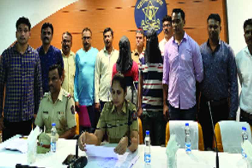 रुग्णालयासमोरून डॉक्टरचे अपहरण करून लुटले