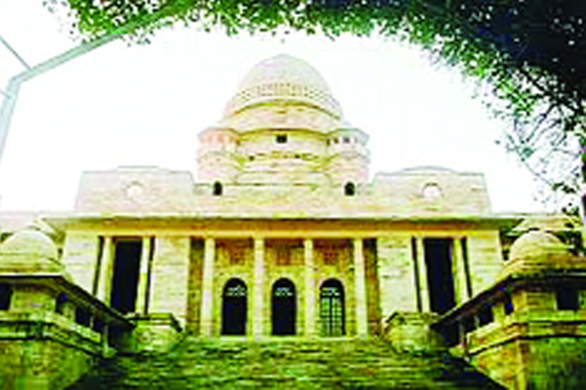 खड्डय़ांमुळे अपघातास जबाबदार अधिकाऱ्यांवर गुन्हे नोंदवा