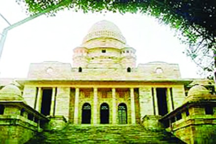 खड्डय़ांमुळे अपघातास जबाबदार अधिकाऱ्यांवर गुन्हे नोंदवा