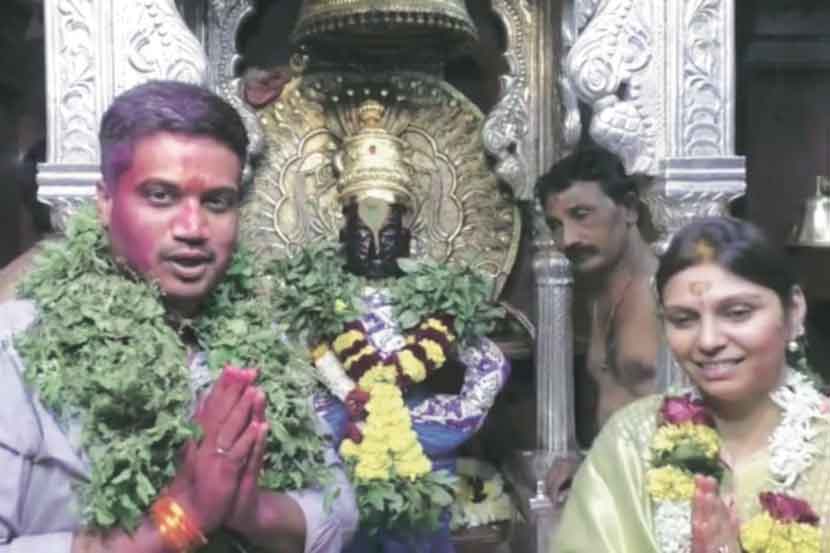 विजयानंतर रोहित पवार यांनी पत्नीसमवेत विठ्ठल रुक्मिणी मातेचे दर्शन घेतले.