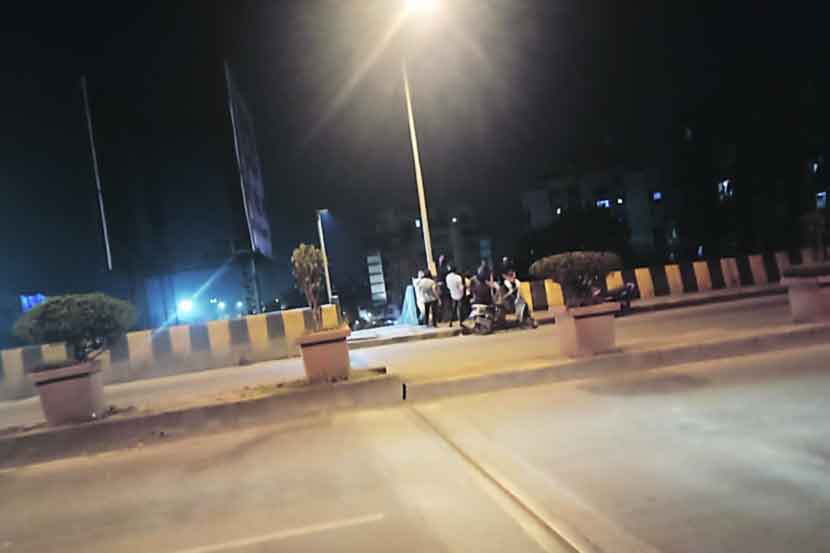 उड्डाणपुलावर मध्यरात्री मद्य मेजवान्या