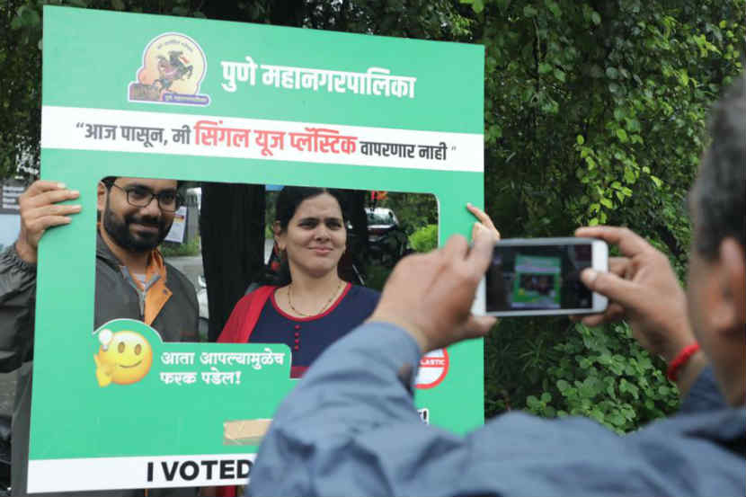 पुणे : महानगरपालिकेकडून मतदान केंद्रांवर सिंगल युज प्लॅस्टिकचा वापर न करण्याबाबत जनजागृती करण्यात येत आहे. (फोटो- अरुल होरिझॉन, पुणे)