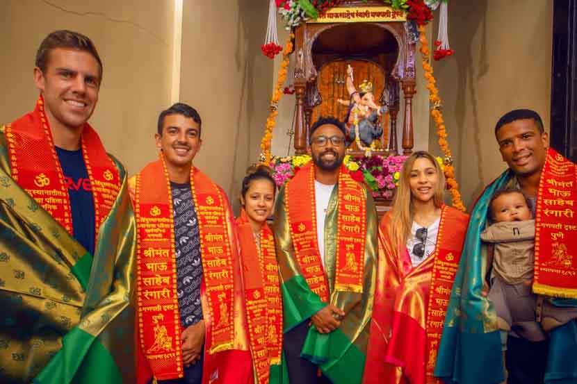 पुणे : दक्षिण आफ्रिकेच्या क्रिकेटपटूंनी घेतले श्रीमंत भाऊसाहेब रंगारी गणपतीचे दर्शन