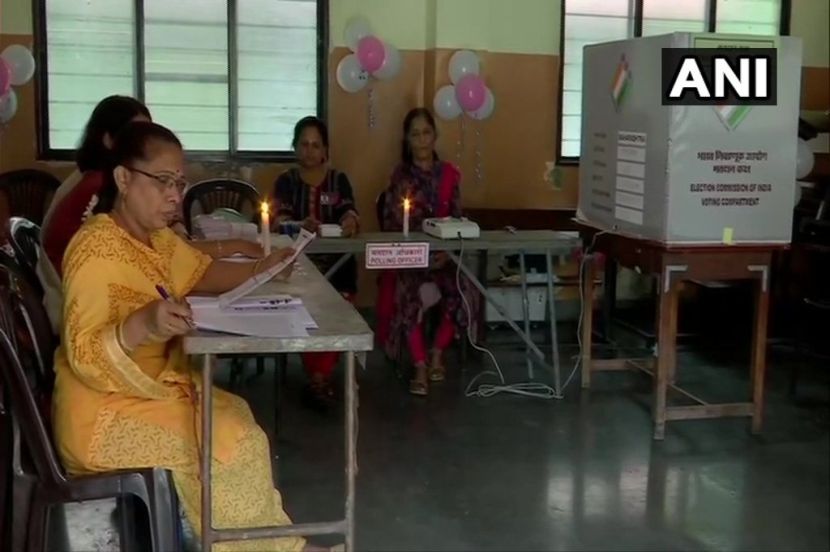 पुण्यात मतदानादरम्यान बत्ती गुल, मेणबत्तीच्या प्रकाशात मतदान