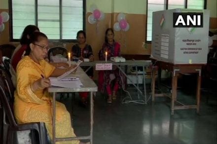 पुण्यात मतदानादरम्यान बत्ती गुल, मेणबत्तीच्या प्रकाशात मतदान