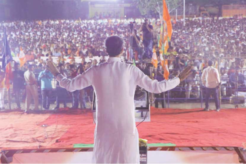 सोलापूर शहर मध्य विधानसभा मतदार संघातील शिवसेनेचे उमेदवार दिलीप माने यांच्या प्रचारार्थ जाहीर सभेत बोलताना उद्धव ठाकरे. 