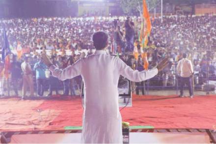 सोलापूर शहर मध्य विधानसभा मतदार संघातील शिवसेनेचे उमेदवार दिलीप माने यांच्या प्रचारार्थ जाहीर सभेत बोलताना उद्धव ठाकरे. 