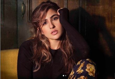 दोन लाखांची जीन्स? साराचा फोटो पाहून तुम्हीच ठरवा… दोन लाखांची जीन्स? साराचा फोटो पाहून तुम्हीच ठरवा…