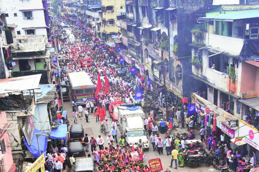 शक्तिप्रदर्शनांचा वाहतुकीला फटका