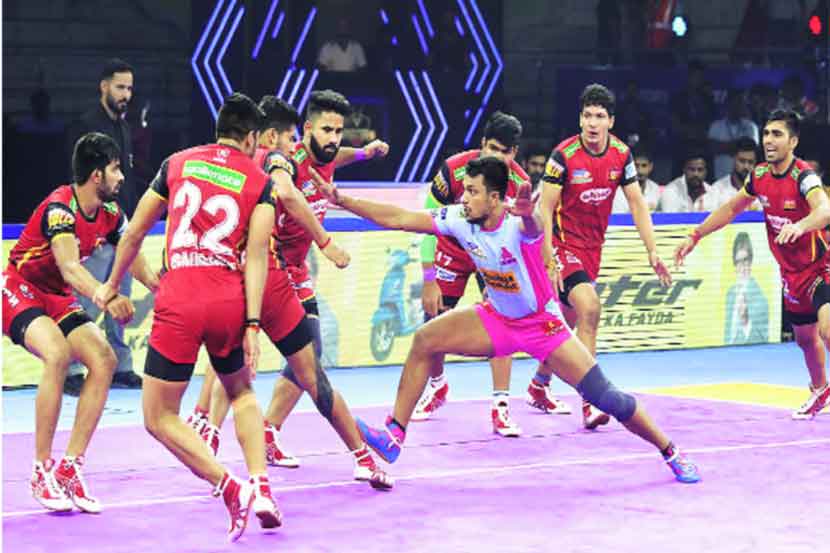 जयपूर पिंक पँथर्सचा चढाईपटू दीपक नरवाल गुण मिळवण्याच्या प्रयत्नात.