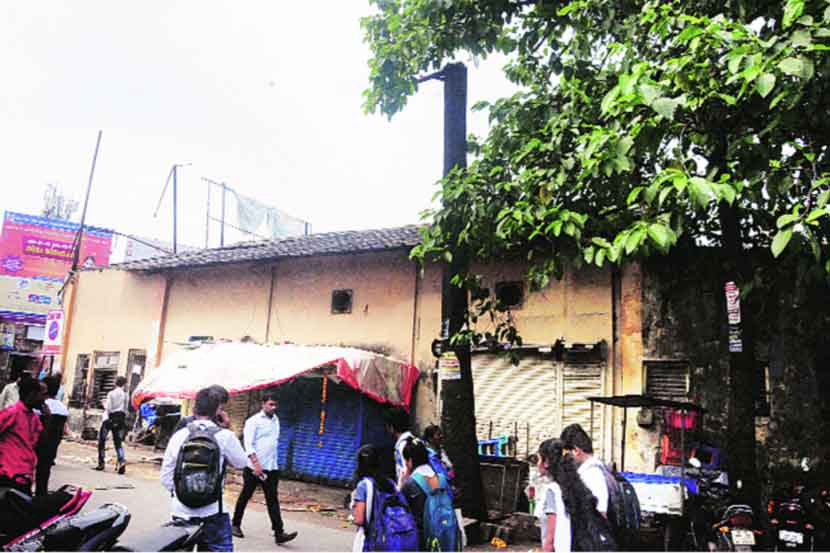 झाड कोसळून दोघांचा मृत्यू