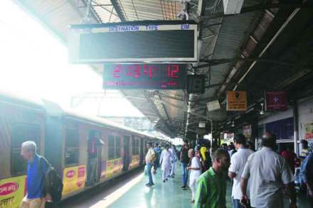 रेल्वे स्थानकात नवे इंडिकेटर