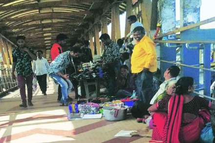 फेरीवाल्यांवरून आमदाराचा आयुक्तांवर हल्लाबोल