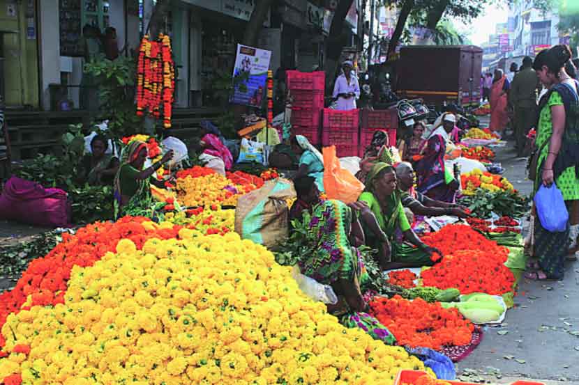 दसऱ्या निमित्ताने बाजारपेठा फुलल्या