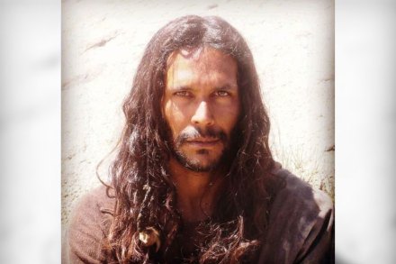 मिलिंद सोमणचा हा लूक कोणाप्रमाणे वाटतो?; तुम्हाला काय वाटतं..