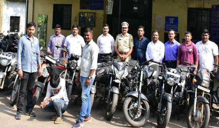 दिवसा वेटर रात्री दुचाकी चोर, आरोपी मुद्देमालासह अटकेत