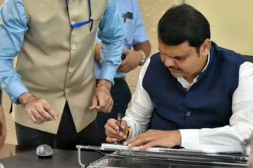 मुंबई : नव्या सरकारचा कारभार स्विकारल्यानंतर मुख्यमंत्री देवेंद्र फडणवीस यांनी पहिल्या आदेशावर सही केली.