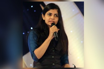 डिलिव्हरी बॉयवर भडकली गायिका; तोकड्या कपड्यांच्या टि्वटवर सडेतोड उत्तर डिलिव्हरी बॉयवर भडकली गायिका; तोकड्या कपड्यांच्या टि्वटवर सडेतोड उत्तर