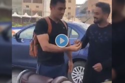 Video : फॅनसाठी काहीपण!… रस्त्यावरच धोनीने केली चाहत्याची इच्छा पूर्ण