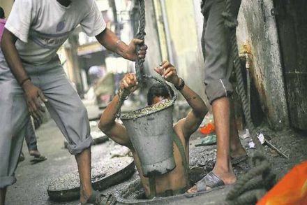 सफाई कर्मचारी पदासाठी सात हजार इंजिनिअर, पदवीधर तरुणांचे अर्ज सफाई कर्मचारी पदासाठी सात हजार इंजिनिअर, पदवीधर तरुणांचे अर्ज