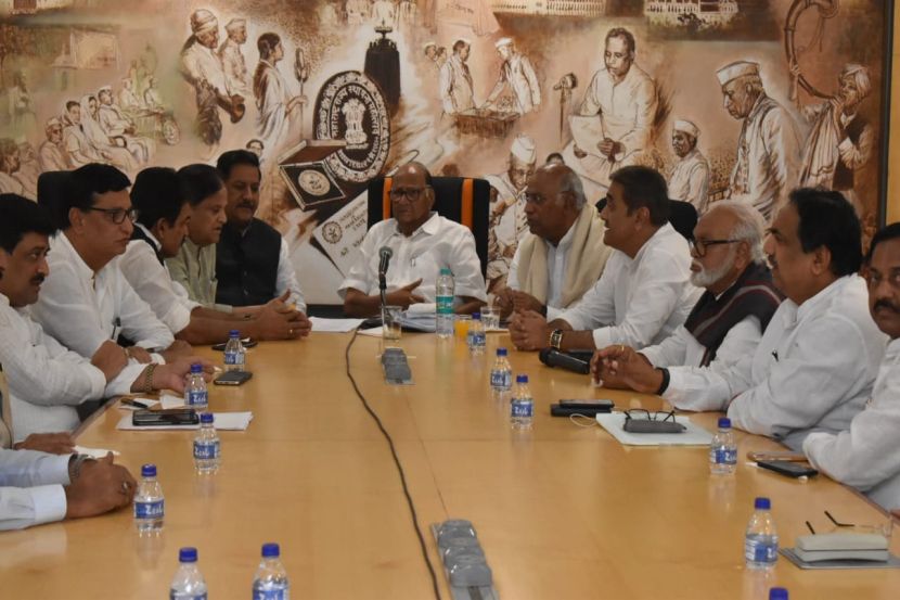 सामायिक कार्यक्रम ठरवण्यासाठी राष्ट्रवादीची समिती, ‘या’ पाच नेत्यांचा समावेश सामायिक कार्यक्रम ठरवण्यासाठी राष्ट्रवादीची समिती, ‘या’ पाच नेत्यांचा समावेश